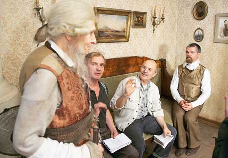 Репетиция сцены приезда Раневской. Лакей Фирс (Игорь Ясулович), брат Раневской Гаев (Дмитрий Поднозов), режиссер Сергей Овчаров и купец Лопахин (Роман Агеев) Репетиция сцены приезда Раневской. Лакей Фирс (Игорь Ясулович), брат Раневской Гаев (Дмитрий Поднозов), режиссер Сергей Овчаров и купец Лопахин (Роман Агеев)